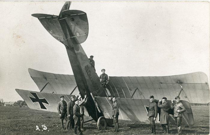 Prieš sėsdami į kovinius lėktuvus, mokiniai lakūnai lavindavosi lėktuvu Alb. C. III.