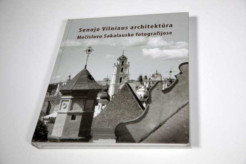 Albumas „Senojo Vilniaus architektūra Mečislovo Sakalausko fotografijose“