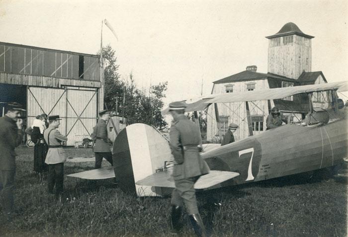 Pirmasis Aviacijos dalies svečias iš užsienio – prancūzų dvivietis žvalgybos lėktuvas Samson-2A2, atskridęs iš Rygos į Kauną, Linksmadvarį.
