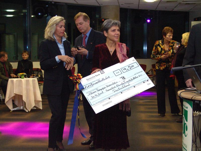 Tarptautinės konferencijos metu Vokietijos Heidelbergo universiteto delegacija įteikia Lietuvos edukologijos universiteto bendruomenei 4 500 eurų čekį, skirtą studentų mainų programoms vykdyti. 2005 m.