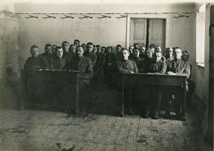 Kariūnai Aviacijos mokyklos klasėje.