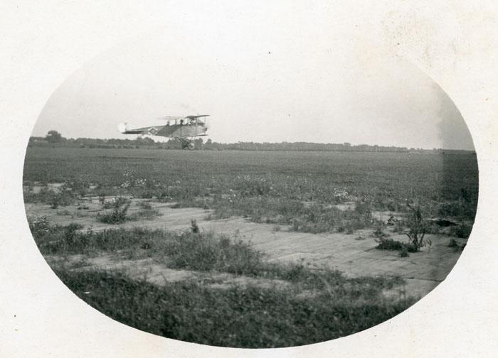 Žvalgybos lėktuvas LVG C. VI kyla.