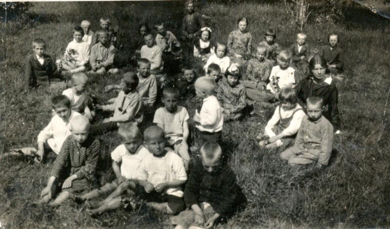 Valerija Čepulytė su savo mokiniais Lazinkų „Kultūros“ draugijos mokykloje