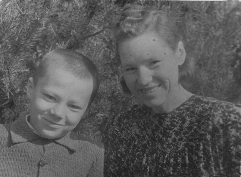 Su motina, 1952 m.