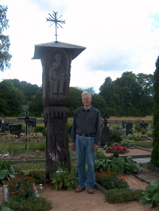 Prie paminklo ant tėvų kapo Subačiaus Stračnių kapinėse, 2005 m.