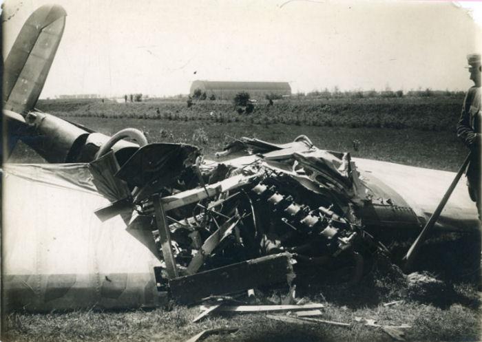 Sudužęs lakūno leitenanto Vytauto Raubos lėktuvas.