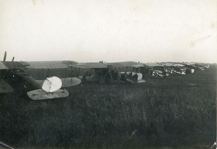 Žvalgybos lėktuvai (iš kairės): penki LVG C. VI, Albatros C. III ir mokomasis Albatros B. II oro uoste.
