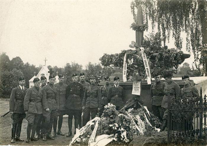 Prie žuvusio lakūno leitenanto Vytauto Raubos kapo.