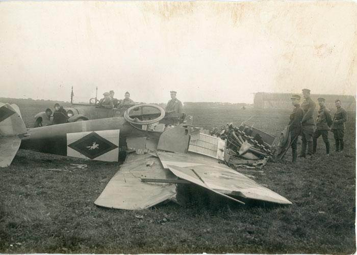 Lietuvos karo lakūno vokiečio Frico Šulco lėktuvo katastrofos vietoje.