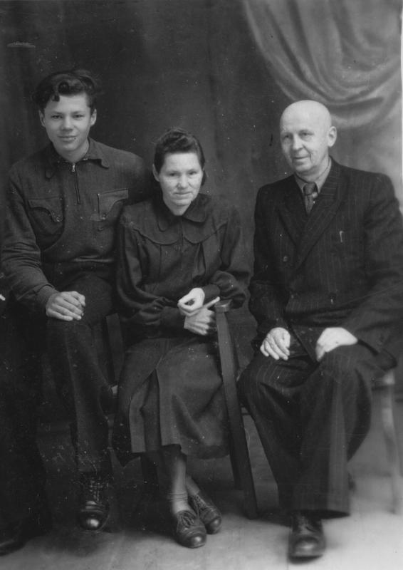 Devintokas kartu su tėvais, 1957 m.