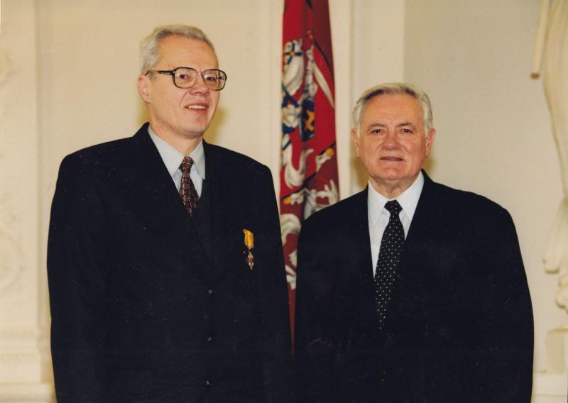 Su prezidentu Valdu Adamkumi po apdovanojimo Gedimino ordino Karininko kryžiumi, 2003 m.