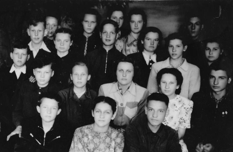 Subačiaus vidurinės mokyklos 7a klasės mokiniai su auklėtoja Zita Dambrauskaite, 1956 m.