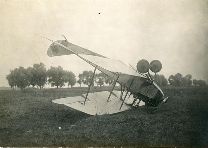 Nesėkmingai nutūpęs treniruočių lėktuvas Rumpler C. I oro uoste.