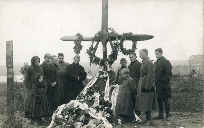 Artimieji ir bendražygiai prie karo lakūno ltn. Juozo Kumpio kapo.