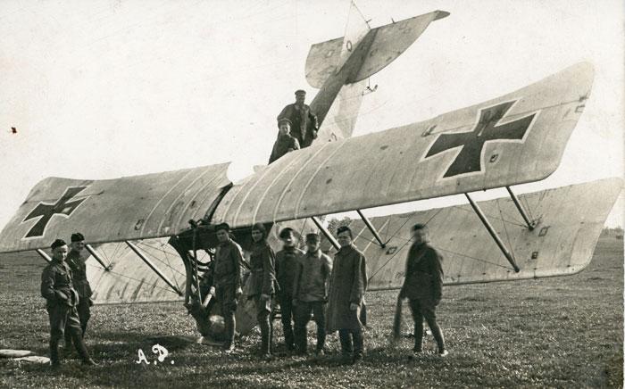 Nesėkmingai nutūpęs lavinimosi lėktuvas Alb. C. III oro uoste.