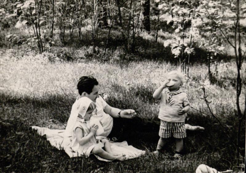 Su vaikais Giedre ir Aušriu Vilniaus Vingio parke. 1964