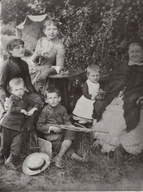 Nuotraukoje iš kairės: priekyje – Tadas, Vaclovas ir sesuo Helena, teta Elena Karbutienė. Už Tado – guvernantė M. Blanche. Lebiodka, 1889 m.