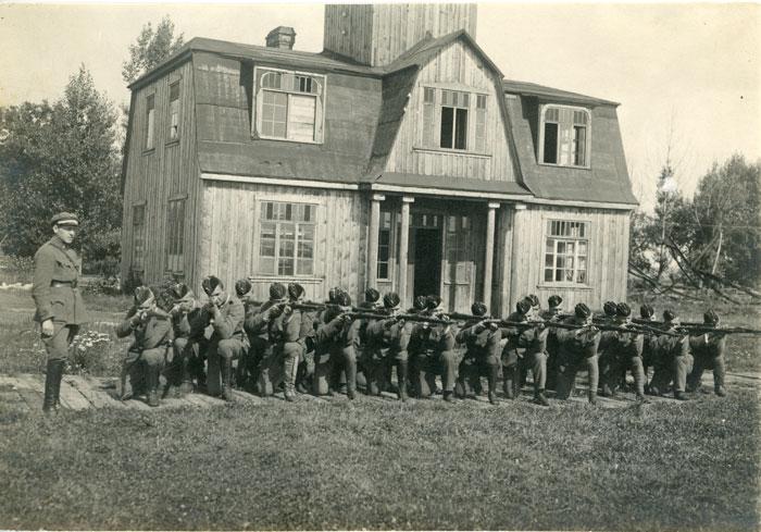 Kariūnų šaudymo pratybos Linksmadvaryje.