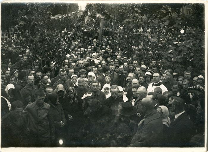 Žuvusio lakūno leitenanto Vytauto Raubos laidotuvės.