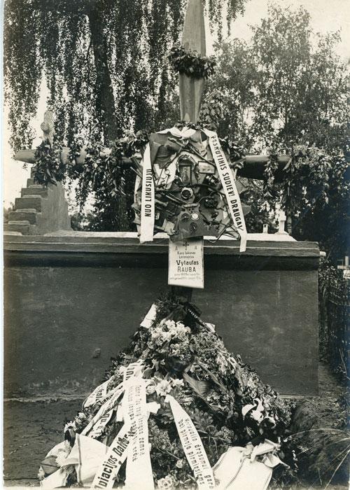 Žuvusio lakūno leitenanto Vytauto Raubos kapas.