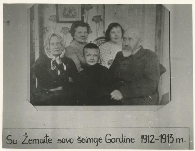Jonas Jablonskis (1860–1930) su šeima ir rašytoja Julija Žymantiene-Žemaite Gardine