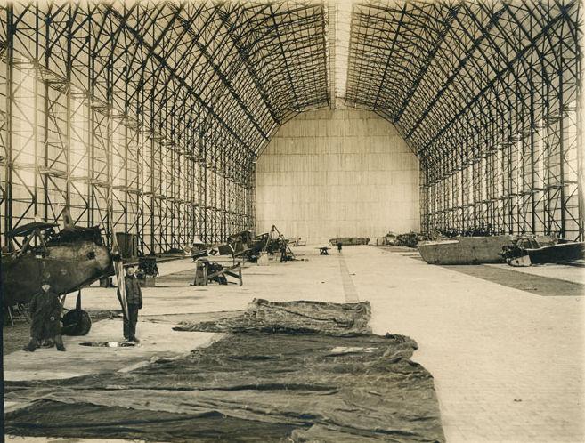 Cepelino angare buvo saugomi ir remontuojami lėktuvai.