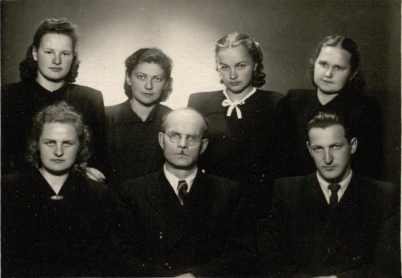 Studentų grupė su prof. Antanu Minkevičiumi. Apie 1950