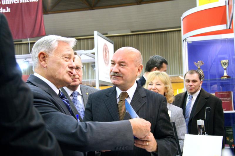 Su Lietuvos Respublikos Prezidentu Valdu Adamkumi Vilniaus knygų mugėje. 2006 m. vasario 22 d.