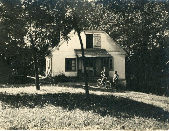 Pastatas, kuriame veikė Aviacijos mokykla Linksmadvaryje (Aleksotas).