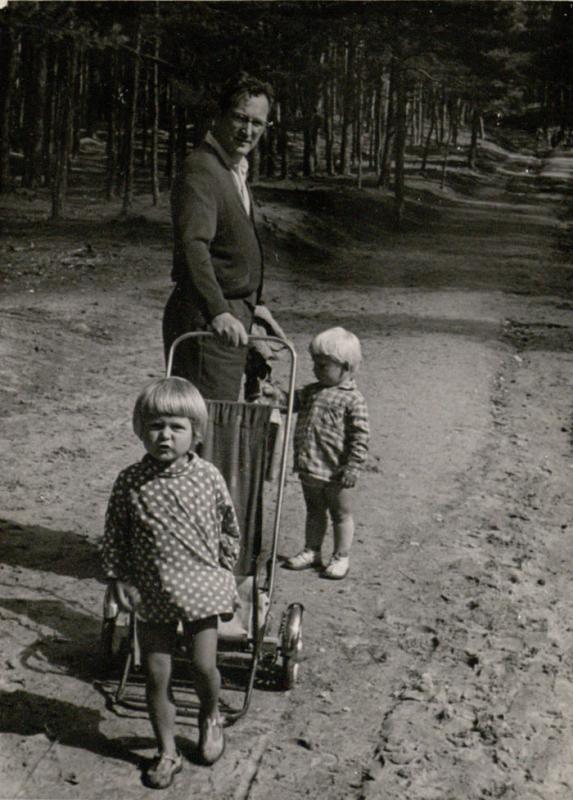 Su vaikais Giedre ir Aušriu Juodkrantėje. 1963