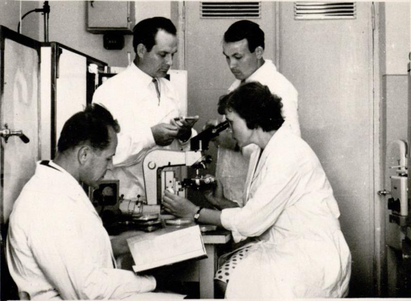 Fitopatologai Leonas Šidla, Ona Špokauskienė, Mindaugas Strukčinskas ir Balys Šaltenis laboratorijoje. 1966