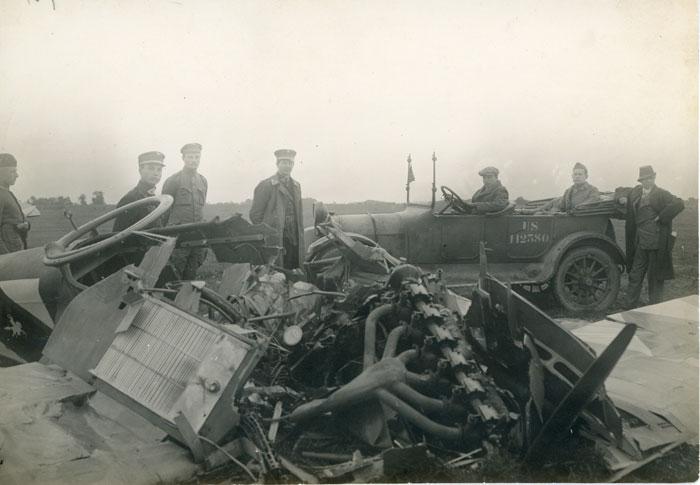 Lietuvos karo lakūno vokiečio Frico Šulco lėktuvo katastrofos vietoje.