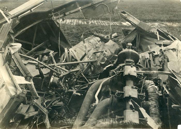 Lietuvos karo lakūno vokiečio Frico Šulco sudužusio lėktuvo Halb. CL. IV motoro dalys.