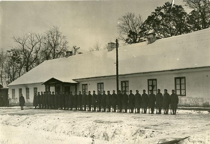 Kariūnų rikiuotė prie Aviacijos mokyklos rūmų Linksmadvaryje.