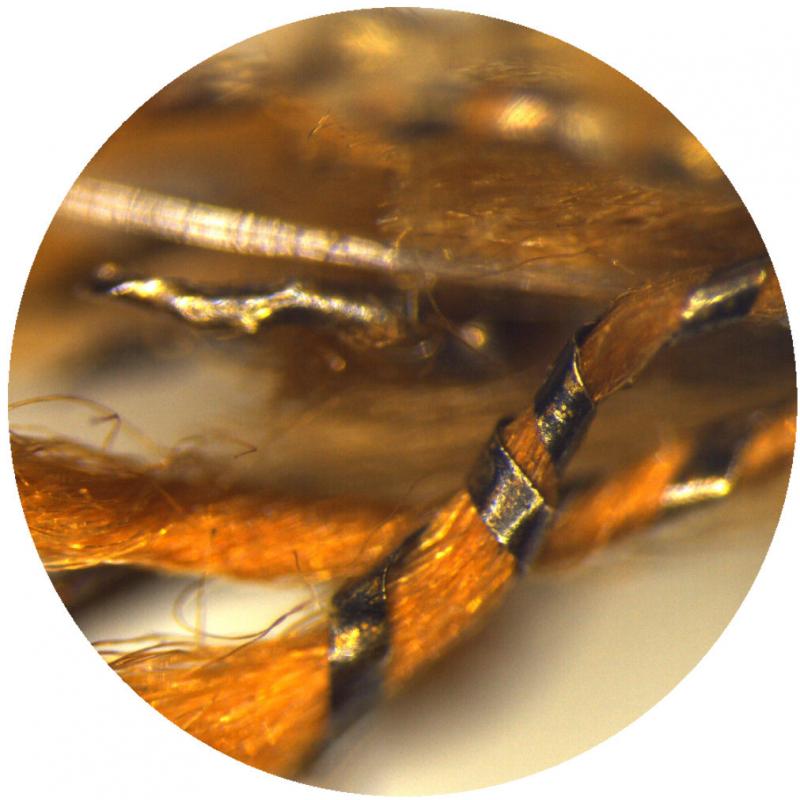 Virvelės šilkinių siūlų, dengtų aukso-sidabro juostele, vaizdai mikroskopu