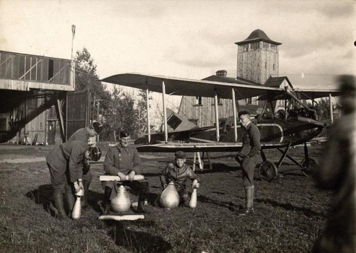Lakūnai ir mechanikai ruošia trijų tipų bombas koviniam skrydžiui.