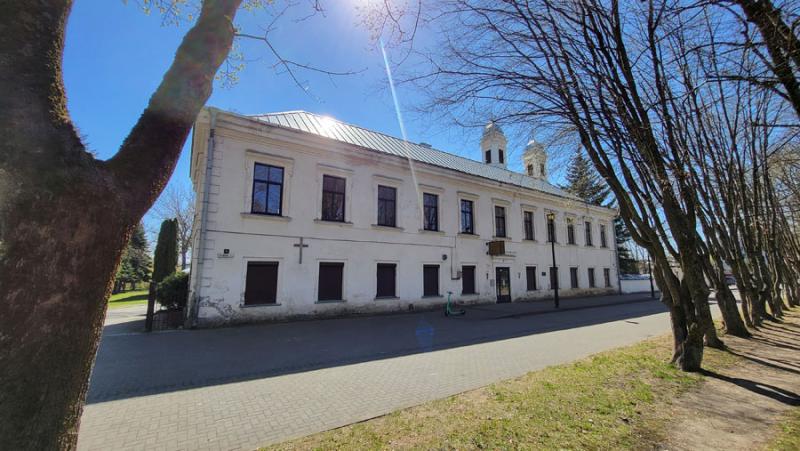 Senasis Jonavos ligoninės pastatas (dabar – Šv. apaštalo Jokūbo parapijos namai)