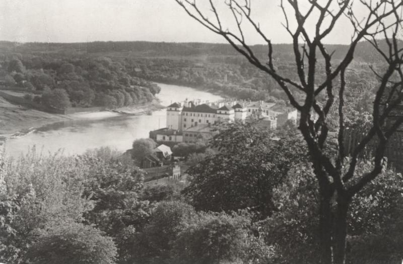Karo sandėliai šalia Sluškų rūmų