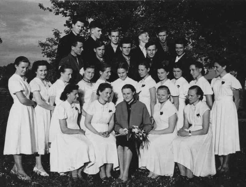 Abiturientai išleistuvių dieną su auklėtoja Zita Dambrauskaite-Drilingiene, 1959 m.