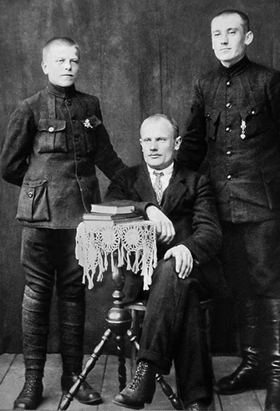 Jurgis Talmantas (sėdi) su dviem jaunuoliais (neatpažinti)