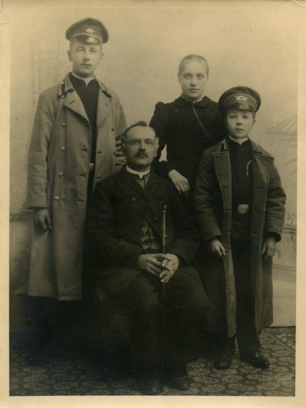 Antanas Končius su vaikais