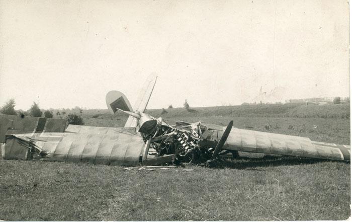 Sudužęs lakūno leitenanto Vytauto Raubos lėktuvas.