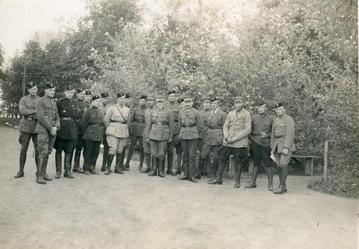 Karo aviacijos karininkų grupė, lankantis generolui Vladui Dionizui Slaboševičiui (m. 1919 10 01).