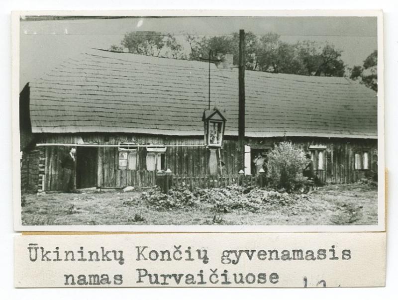 Ūkininkų Končių gyvenamasis namas ir koplytstulpis Purvaičiuose