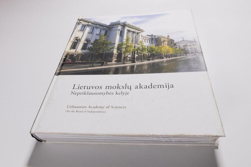 Fotografijų albumas „Lietuvos mokslų akademija Nepriklausomybės kelyje“