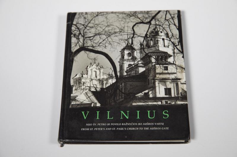 Mečislovo Sakalausko fotoalbumas „Vilnius: nuo šv. Petro ir Povilo bažnyčios iki Aušros vartų“