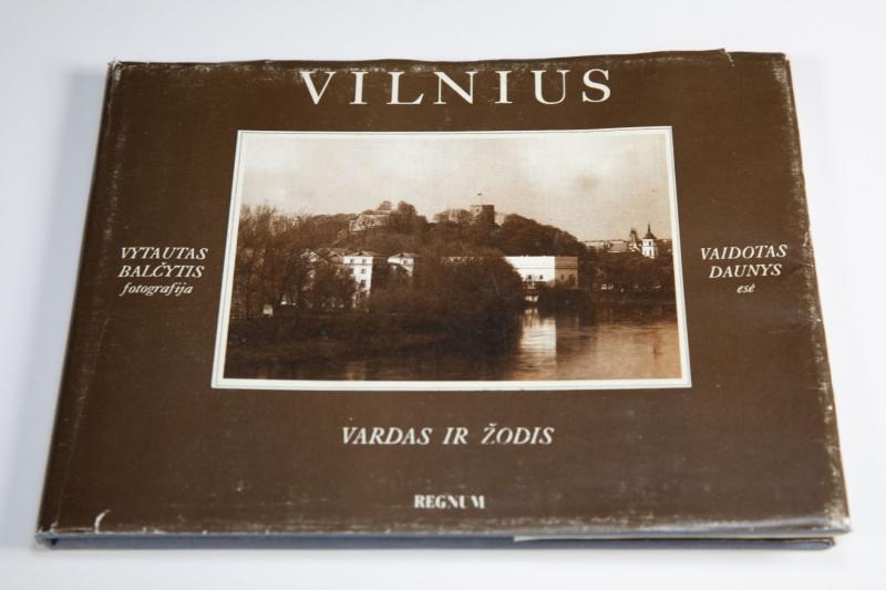 Vaidoto Daunio esė ir Vytauto Balčyčio fotografijų albumas „Vilnius: vardas ir žodis“