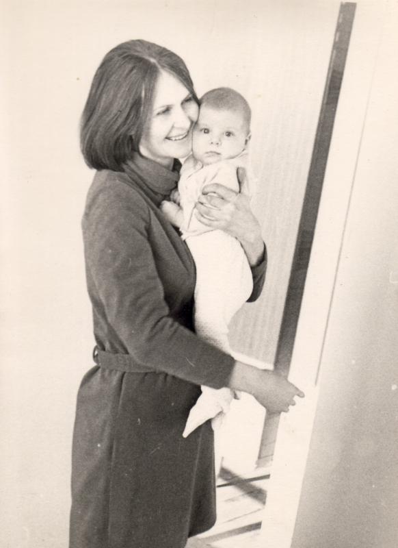 Žmona Aldona Degutytė-Karazijienė su dukra Gita, 1970 m.