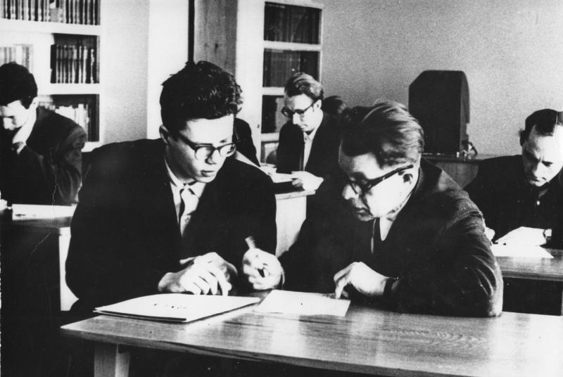 Su prof. Adolfu Juciu aptariama mokslų kandidato disertacija, 1967 m.