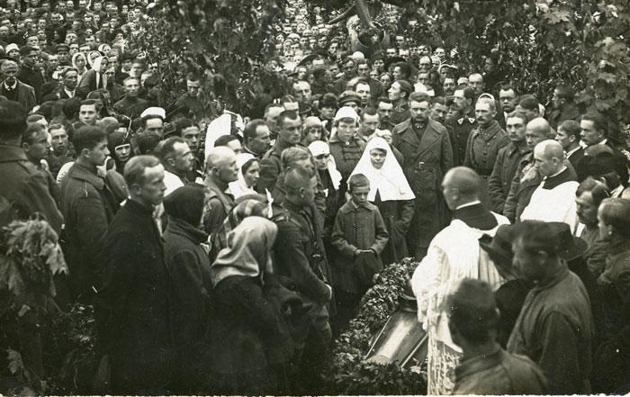 Žuvusio lakūno leitenanto Vytauto Raubos laidotuvės.